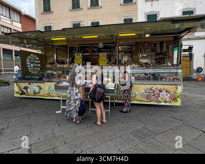 Ein Feinkostwagen auf dem Wochenmarkt auf der Piazza Medice aus dem 16. Jahrhundert in der mittelalterlichen Stadt Fivizzano, einer Gemeinde in der Provinz Massa Stockfoto