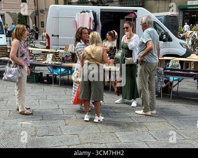 Der wöchentliche Markttag findet vor der Chiesa del S. Jacopo e Antonio (Kirche S. und Antonio auf der Piazza Medice aus dem 16. Jahrhundert) in der Medi statt Stockfoto