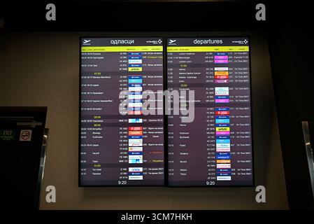 Abflugtafel mit Fluginformationen mit Zeiten, Zielen und Fluggesellschaften im Nikola Tesla Airport in Belgrad, serbischer Hauptstadt am 8. Januar Stockfoto