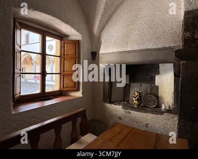 Ein Teil des Speisesaals neben dem zentralen Innenhof des ehemaligen Klosters 11 convento del Carmine aus dem 6. Jahrhundert befindet sich in der Nähe der kleinen mittelalterlichen Stadt Stockfoto