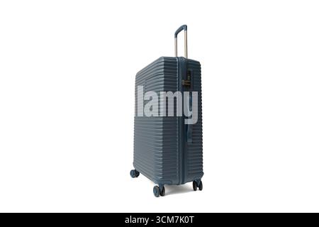 Seitenwinkel-Ansicht eines blauen Spinnerkoffers. Strapazierfähiges, modernes Design mit vier Rädern. Reisekoffer isoliert auf weißem Hintergrund. Stockfoto