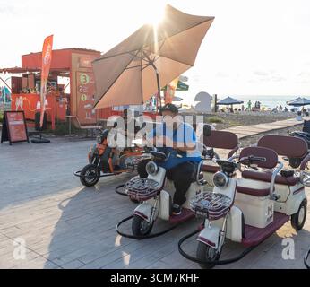 09.09.2025 - Batumi, Georgia - Elektroroller zum Mieten am Strand Stockfoto