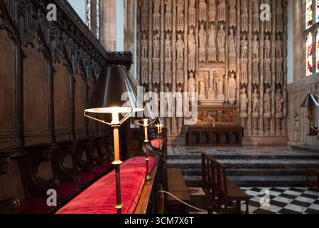 Oxford, UK 9. Juli 2025 Inneneinrichtung des All Souls College mit mittelalterlichen geschnitzten Reredes hinter dem Altar Stockfoto