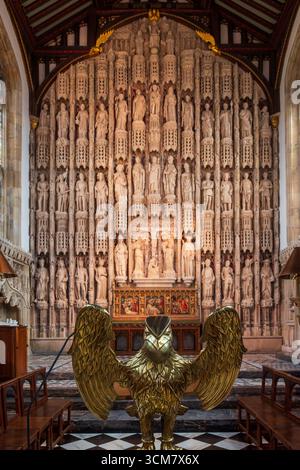 Oxford, UK 9. Juli 2025 Inneneinrichtung des All Souls College mit mittelalterlichen geschnitzten Reredes hinter dem Altar Stockfoto