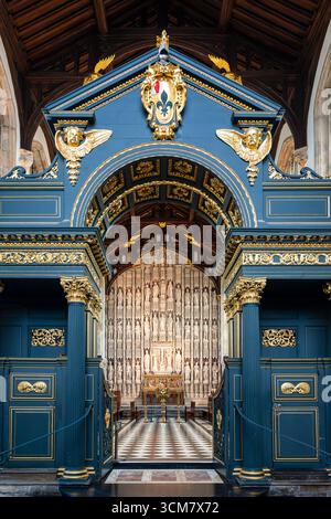 Oxford, UK 9. Juli 2025 Inneneinrichtung des All Souls College mit mittelalterlichen geschnitzten Reredes hinter dem Altar Stockfoto