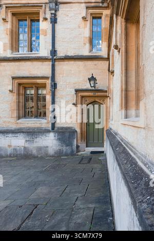 Oxford, Großbritannien, 9. Juli 2025 alte grüne Tür und Lampe in einer der Gassen des Oxford University College Stockfoto