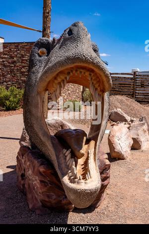 Ein T. rex-Kopf, um Erinnerungsfotos von einer Person in seinem Mund zu machen. Moab Giants Dinosaur Park in der Nähe von Moab, Utah. Stockfoto