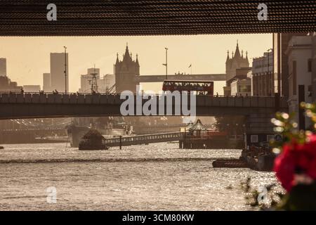 London, Großbritannien. September 2025. Conmuters überqueren die London Bridge an einem beschissenen Tag in London. Paul Quezada-Neiman/Alamy <Live News Credit: Paul Quezada-Neiman/Alamy Live News Stockfoto