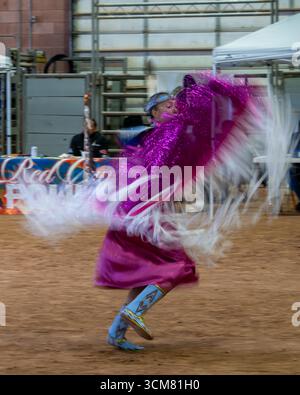 Eine indianische Frau tanzt den Fancy Shawl Dance bei einem indianischen Powwow in Moab, Utah. Eine langsame Verschlusszeit zeigt die Bewegung des Tanzes an. Stockfoto