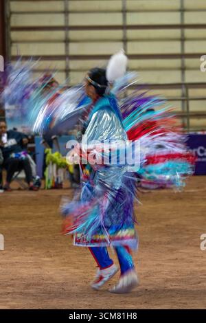 Eine indianische Frau tanzt den Fancy Shawl Dance bei einem indianischen Powwow in Moab, Utah. Eine langsame Verschlusszeit zeigt die Bewegung des Tanzes an. Stockfoto