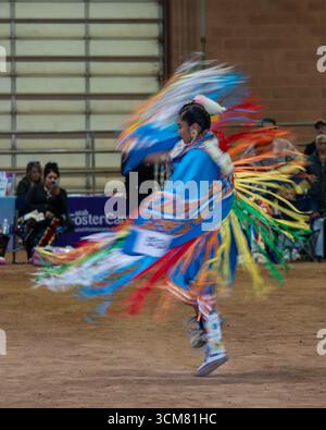 Eine indianische Frau tanzt den Fancy Shawl Dance bei einem indianischen Powwow in Moab, Utah. Eine langsame Verschlusszeit zeigt die Bewegung des Tanzes an. Stockfoto