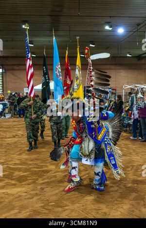 Der Head man Dancer führt den Grand Entry mit dem Eagle-Stab bei einem Powwow der Ureinwohner in Moab, Utah. Er ist Diné oder Navajo an Stockfoto