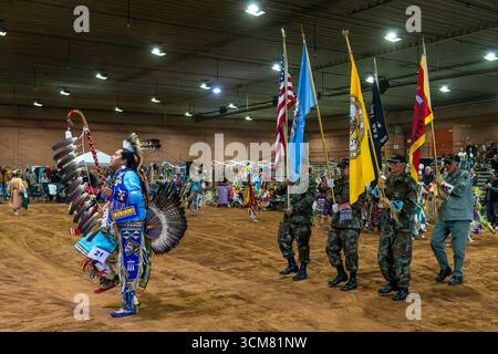 The Head man Dancer with the Eagle Staff führt die Ehrengarde im Grand Entry bei einem indianischen Powwow in Moab, Utah. Stockfoto