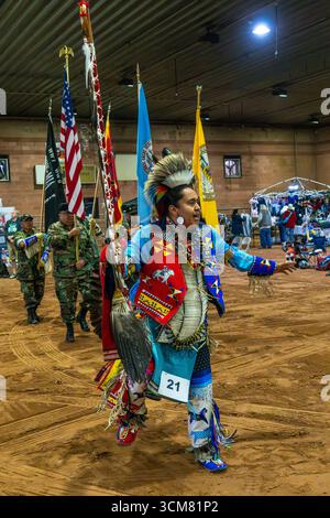 Der Head man Dancer führt den Grand Entry mit dem Eagle-Stab bei einem Powwow der Ureinwohner in Moab, Utah. Er ist Diné oder Navajo an Stockfoto