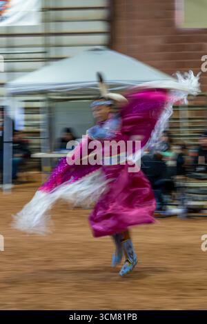 Eine indianische Frau tanzt den Fancy Shawl Dance bei einem indianischen Powwow in Moab, Utah. Eine langsame Verschlusszeit zeigt die Bewegung des Tanzes an. Stockfoto