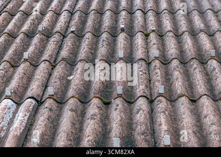 Schneeschutzer auf Asbestfaserzementplatten montiert, Industriebaudetails. Selektiver Fokus. Stockfoto