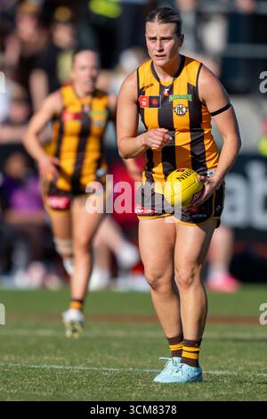 Melbourne, Australien. September 2025. Greta Bodey aus Hawthorn wurde während des AFLW Round 5 Spiels zwischen Adelaide Crows und Hawthorn Hawks im Kinetic Stadium beobachtet. Endergebnis: Adelaide Crows 48 - 27 Hawthorn Hawks. (Foto: Olivier Rachon/SOPA Images/SIPA USA) Credit: SIPA USA/Alamy Live News Stockfoto