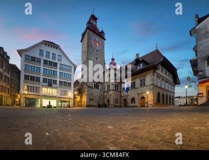 Luzern, Schweiz. Weitwinkelblick auf den Kornmarkt in der Abenddämmerung mit Rathausbau im Renaissance-Stil aus den Jahren 1602 bis 1606 Stockfoto