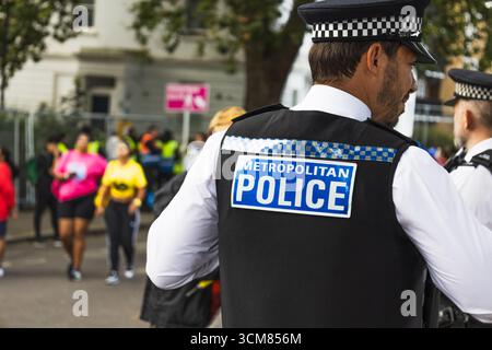 Metropolitan Police Officer im Dienst bei öffentlichen Veranstaltungen. London, UK, 25. August 2024 Stockfoto