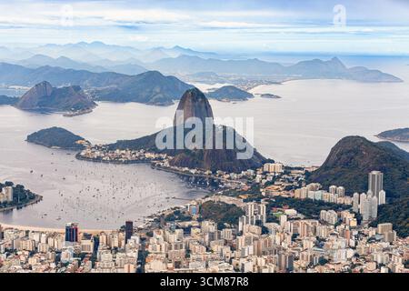 Panoramablick von Cristo Redentor auf die Stadtlandschaft von Rio de Janeiro und Guanabara Bay mit dem berühmten Sugarloaf Mountain. Brasilien Stockfoto