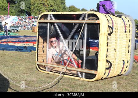 Bristol International Hot Air Balloon Fiesta 2025, Ballons auf- und absteigend, Ashton Gate Estate Bristol, Pilot des Fly Navy Balloon Teams Rob Schwab Stockfoto