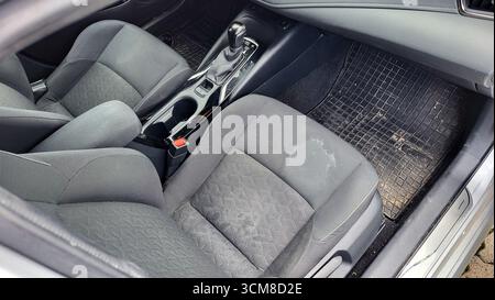 Fahrzeuginnenraum vor der Reinigung. Der Innenraum des Autos war dreckig und auf den Vordersitzen waren Flecken. Stockfoto