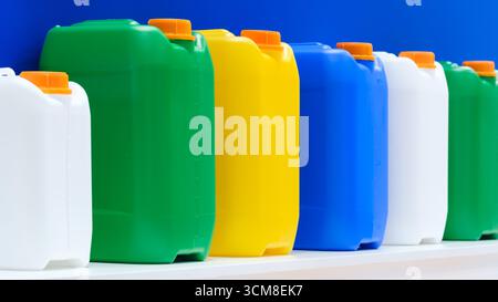 Reihe von Kunststoffbehältern in verschiedenen Farben. Container sind nebeneinander angeordnet. Die Farben der Behälter sind blau, grün, gelb und rot. Indus Stockfoto