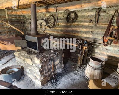 Schmiede in der rekonstruierten Nachbildung des alten Fort Bridger in der Fort Bridger Historic Site in Wyoming. Stockfoto