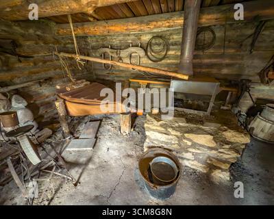 Schmiede in der rekonstruierten Nachbildung des alten Fort Bridger in der Fort Bridger Historic Site in Wyoming. Stockfoto