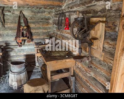 Schmiede in der rekonstruierten Nachbildung des alten Fort Bridger in der Fort Bridger Historic Site in Wyoming. Stockfoto