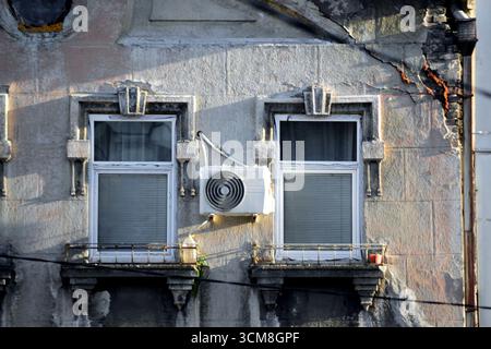 Ein altes Fenster in Belgrad Stockfoto