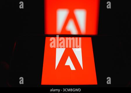 Roosendaal, Niederlande – 14. September 2025: Smartphone zeigt das Firmenlogo von Adobe auf dem Bildschirm an. Stockfoto