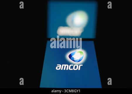 Roosendaal, Niederlande – 14. September 2025: Telefon mit Markenidentität und Logo von Amcor. Stockfoto