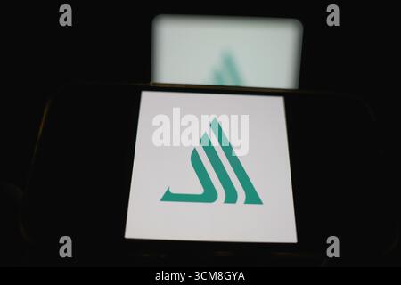 Roosendaal, Niederlande – 14. September 2025: Smartphone zeigt das Markenzeichen von Albemarle auf dem Bildschirm an. Stockfoto