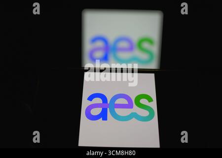 Roosendaal, Niederlande – 14. September 2025: Telefon mit Markenidentität und Logo von AES. Stockfoto