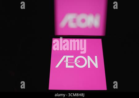 Roosendaal, Niederlande – 14. September 2025: Das Firmenlogo von Aeon wird auf der Smartphone-Schnittstelle angezeigt. Stockfoto