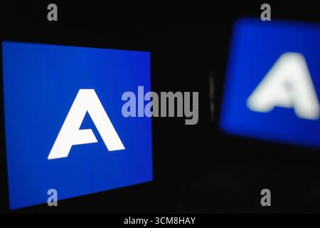 Roosendaal, Niederlande - 14. September 2025: Ein Mobiltelefon mit dem Firmenlogo von Airbus. Stockfoto