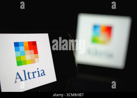 Roosendaal, Niederlande – 14. September 2025: Das Firmenlogo von Altria wird auf der Smartphone-Schnittstelle angezeigt. Stockfoto