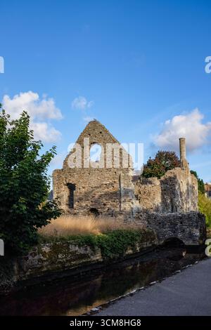 Blick auf Christchurch in der Nähe von Bournemouth, am Rande von Dorset und Hampshire mit dem New Forest in der Nähe. Christchurch Castle und Norman House Stockfoto
