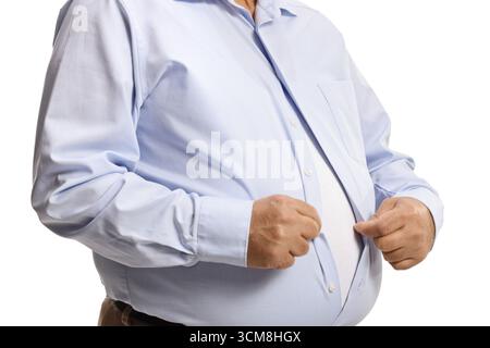 Mann mit großem Bauch, der ein Hemd auf weißem Hintergrund knöpft Stockfoto
