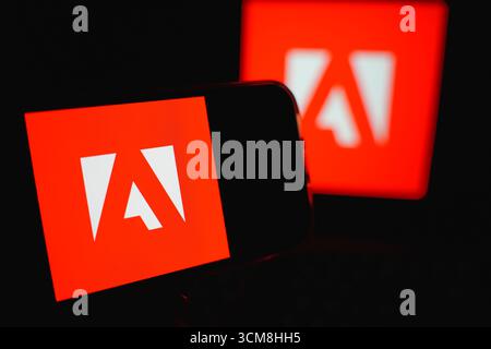 Roosendaal, Niederlande – 14. September 2025: Das Firmenlogo von Adobe wird auf der Smartphone-Oberfläche angezeigt. Stockfoto