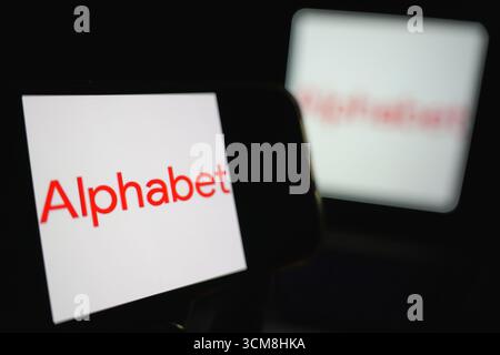 Roosendaal, Niederlande – 14. September 2025: Logo des Unternehmens mit Buchstaben auf der Smartphone-Schnittstelle. Stockfoto