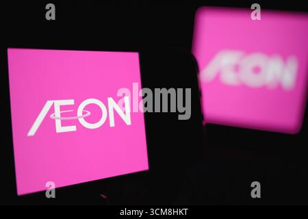 Roosendaal, Niederlande – 14. September 2025: Gerätebildschirm mit dem Firmenlogo von Aeon. Stockfoto