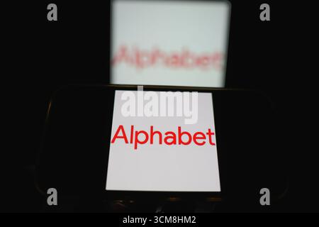 Roosendaal, Niederlande – 14. September 2025: Logo des Unternehmens mit Buchstaben auf der Smartphone-Schnittstelle. Stockfoto