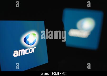 Roosendaal, Niederlande – 14. September 2025: Smartphone zeigt das Firmenlogo von Amcor auf dem Bildschirm an. Stockfoto