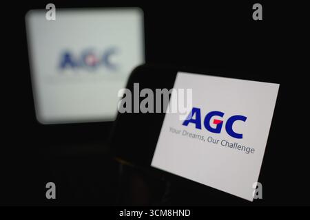 Roosendaal, Niederlande - 14. September 2025: Telefon mit AGC-Markenidentität und -Logo. Stockfoto