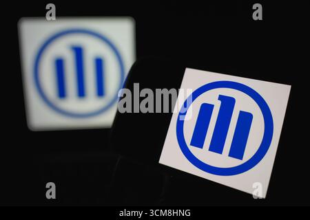 Roosendaal, Niederlande – 14. September 2025: Smartphone zeigt das Firmenbranding der Allianz auf dem Bildschirm an. Stockfoto