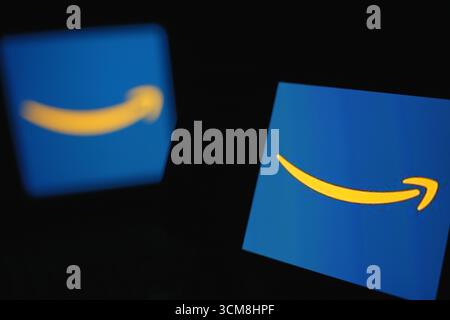 Roosendaal, Niederlande – 14. September 2025: Telefonbildschirm mit Markenidentität und Logo von Amazon. Stockfoto