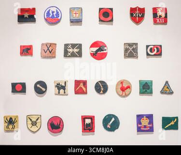 London, Großbritannien. September 2025. Eine Auswahl an Formationsabzeichen. „Beyond Birma: Forgotten Armees“ (Beyond Birma: Forgotten Armees) im Nationalen Armeemuseum feiert 80 Jahre seit dem Burma-Feldzug im 2. Weltkrieg und beleuchtet die „vergessenen“ Armeen, die dort dienten. Die Ausstellung läuft bis zum 13. April 2026. Quelle: Imageplotter/Alamy Live News Stockfoto