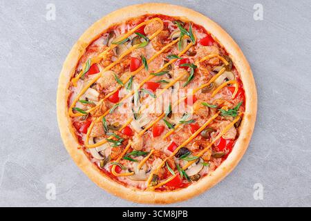 Scharfe Hähnchenpizza mit Paprika, Pilzen, Jalapenos, Zwiebeln und frischen grünen Zwiebeln in Tomatensauce Stockfoto